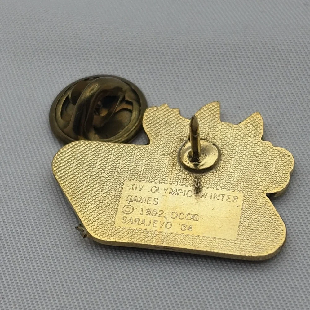 1984 Sarajevo Winter Olympic Games Vucko‎ Holding Olympic Torch Lapel Hat Pin